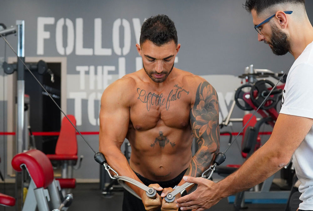 Atleta si allena con coach Hbs, valutazione sportiva e nutrizionale personalizzata.