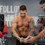 Atleta si allena con coach Hbs, valutazione sportiva e nutrizionale personalizzata.