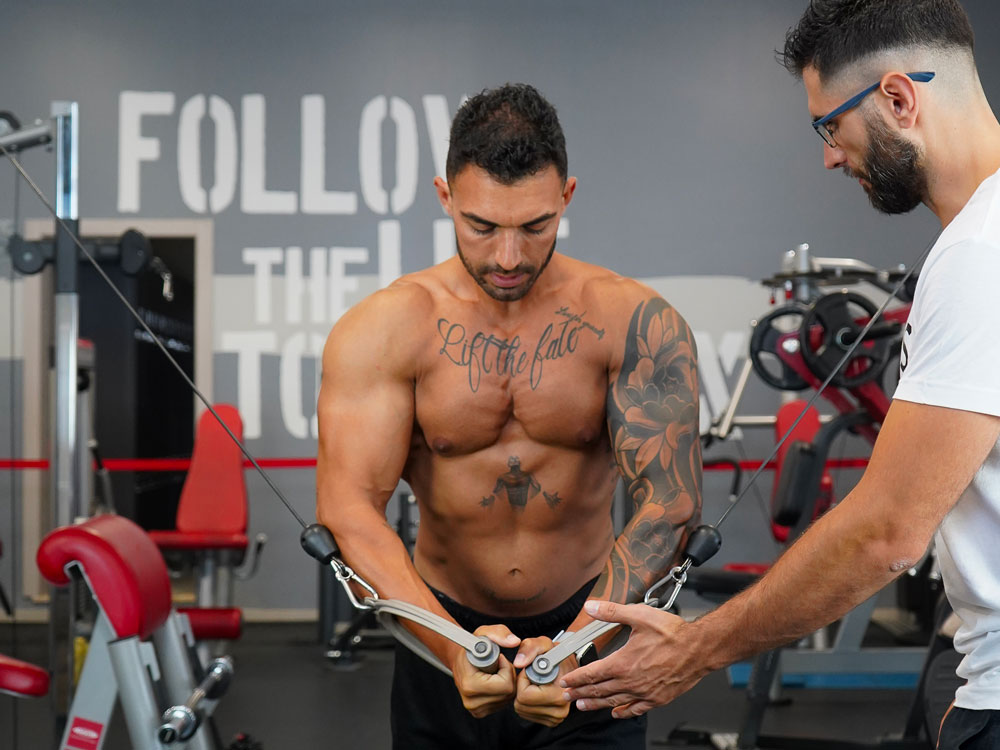 Atleta si allena con coach Hbs, valutazione sportiva e nutrizionale personalizzata.