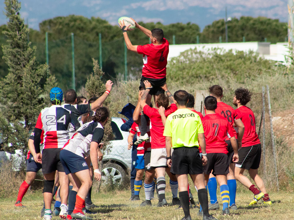 Azione di gioco durante una partita di rugby. Atleti in elevazione per la presa della palla. Hbs Coaching | Training sportivo