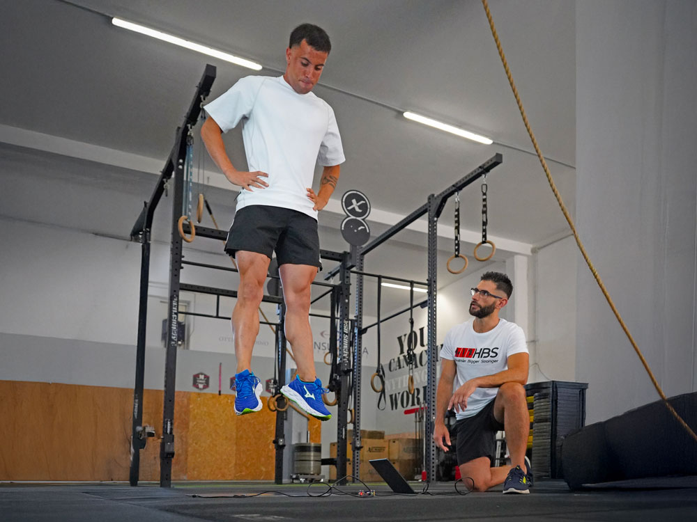 Atleta esegue un salto monitorato durante una sessione di Hbs Coaching | Training sportivo per atleti.