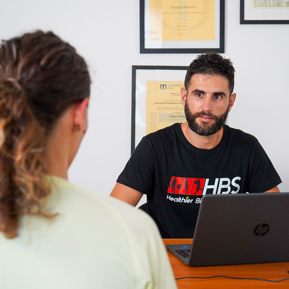 Coach HBS durante una sessione di valutazione sportiva e nutrizionale con un'atleta.