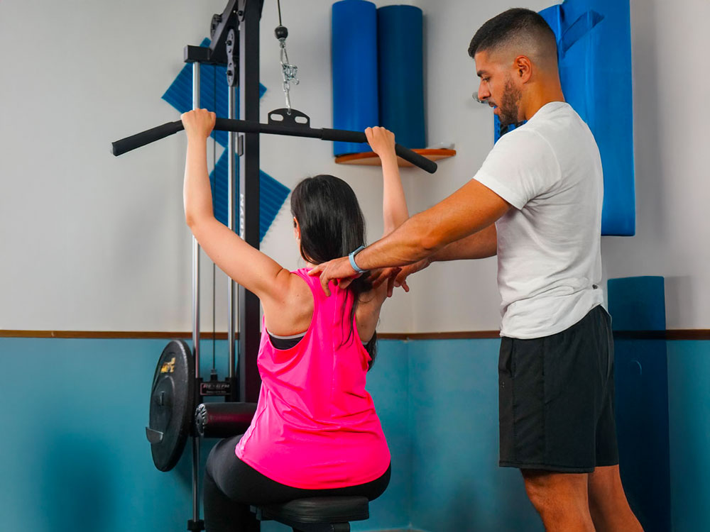 Atleta donna si allena con l'aiuto di un coach, parte del programma Hbs Coaching | Training sportivo per atleti.